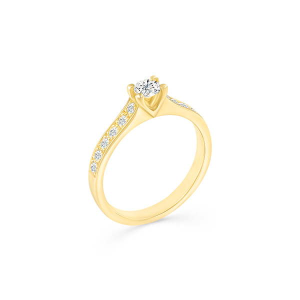 Bague en or jaune ornée d'un diamant central avec des pavés de diamants enchâssés sur les côtés, design élégant et moderne, idéal pour une demande en mariage ou un cadeau spécial, modèle classique et intemporel + diamant.
