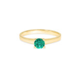 Bague en or jaune avec un diamant rond de couleur verte, mise en valeur par un design élégant et minimaliste, parfaite pour un engagement ou un cadeau spécial. Bague en or jaune + diamant.