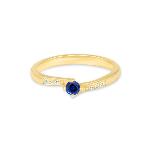 Bague en or jaune élégante avec un diamant bleu central et des diamants scintillants sur le côté. Design moderne et romantique, parfait pour les fiançailles ou les occasions spéciales. Cette bague en or jaune, avec une touche de luxe, est idéale pour un cadeau mémorable.