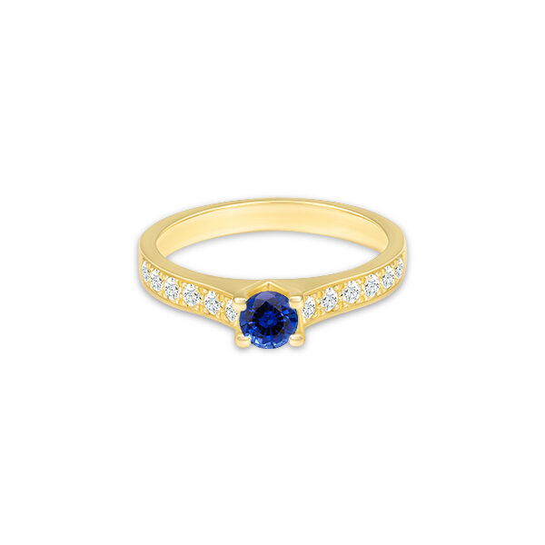 Bague en or jaune avec un saphir bleu central et des diamants délicatement incrustés sur le bandeau, idéale comme bague de fiançailles ou pour un cadeau spécial, illustrant un design élégant et raffiné.