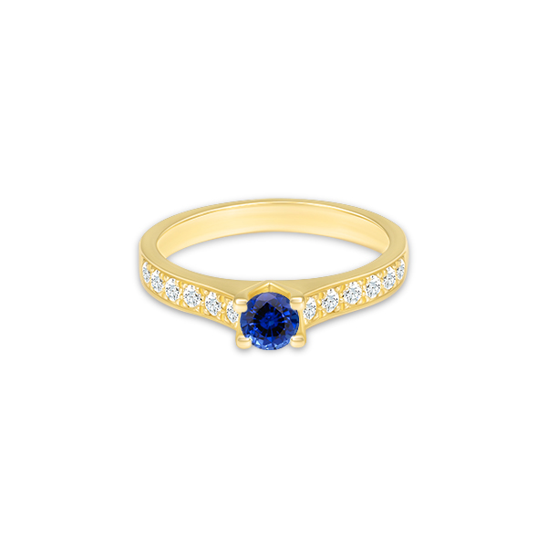 Bague en or jaune avec un saphir bleu central et des diamants délicatement incrustés sur le bandeau, idéale comme bague de fiançailles ou pour un cadeau spécial, illustrant un design élégant et raffiné.