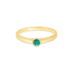 Bague en or jaune avec un diamant turquoise, design élégant et moderne, parfait pour un usage quotidien ou comme bijou de fiançailles. Style minimaliste avec une pierre centrale qui attire l'attention, idéale pour les amateurs de bijoux raffinés et sophistiqués.