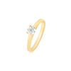 Bague en or jaune avec un diamant rond central, élégante et sobre, idéale pour une demande en mariage ou un cadeau spécial, modèle classique avec un sertissage en griffes pour un éclat maximal.