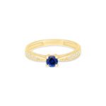 Bague en or jaune, ornée d'un saphir bleu central et de diamants sur les côtés, idéale pour une proposition romantique ou un cadeau spécial, modèle élégant et raffiné, parfait pour les occasions mémorables.
