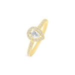 Bague en or jaune ornée d'un diamant en forme de poire, entouré de petites pierres précieuses brillantes, parfaite pour des occasions spéciales ou des fiançailles, ajoutant une touche d'élégance et de sophistication à toute tenue.