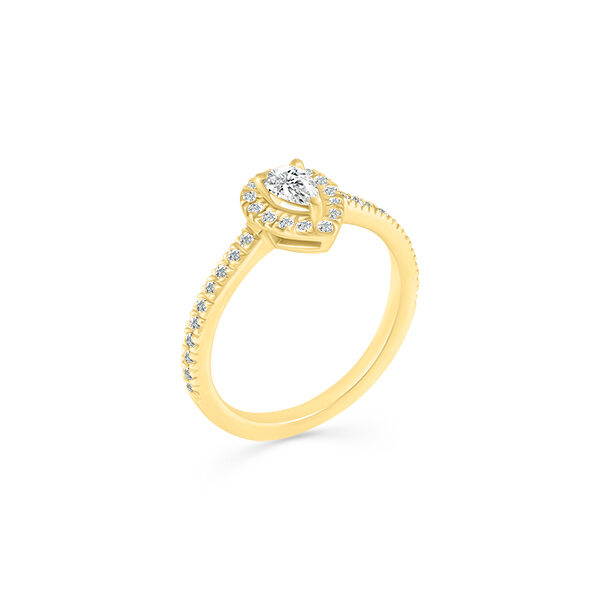 Bague en or jaune avec un diamant central de forme ovale, entouré de petits diamants. Design élégant et moderne, parfaite pour une demande en mariage ou comme bijou de luxe. Bague ornée de diamants, idéale pour les occasions spéciales.