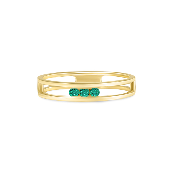 Bague en or jaune stylisée avec trois pierres précieuses vertes disposées sur un design moderne et épuré. Cette bague délicate et raffinée est idéale pour un cadeau ou une occasion spéciale, alliant esthétique contemporaine et élégance intemporelle. Parfaite pour les amateurs de joaillerie unique et tendance.