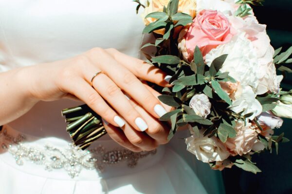 alliance de mariage avec un bouquet de fleurs