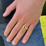 alliance-diamant-noir-homme-ruban-5-mm-or-jaune-18-carats.