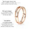 Bague en or rose avec sertissage demi clos, caractérisée par un design unique moderne et raffiné. La durabilité exceptionnelle du corps de bague large et épais assure la résistance du bijou dans le temps. Cette pièce artisanale, réalisée à la main, illustre l'expertise de nos créateurs.