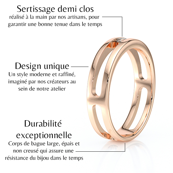 Bague en or rose avec sertissage demi clos, caractérisée par un design unique moderne et raffiné. La durabilité exceptionnelle du corps de bague large et épais assure la résistance du bijou dans le temps. Cette pièce artisanale, réalisée à la main, illustre l'expertise de nos créateurs.