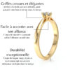 Bague de fiançailles en or avec un design élégant et durable, mettant en valeur des griffes épaisses pour maintenir un diamant. Conçue pour s'accorder facilement avec son alliance, cette bague offre une durabilité exceptionnelle grâce à son corps large et épais. Idéale pour un engagement durable et intemporel.
