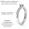 Bague élégante en or avec des griffes cossues, pavage scintillant autour de la pierre centrale, mettant en avant sa durabilité exceptionnelle grâce à un corps de bague large et épais, idéale pour symboliser l'amour et l'engagement.