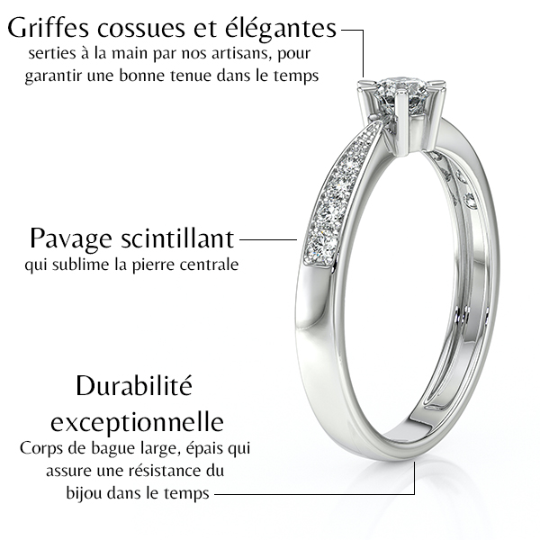 Bague élégante en or avec des griffes cossues, pavage scintillant autour de la pierre centrale, mettant en avant sa durabilité exceptionnelle grâce à un corps de bague large et épais, idéale pour symboliser l'amour et l'engagement.