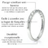 Bague en or blanc avec pavage scintillant et serti barrette, réalisée à la main pour une durabilité exceptionnelle. Facile à accorder avec une bague de fiançailles, ce bijou élégant assure résistance et brillance au fil du temps, idéal pour des moments précieux.
