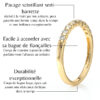 Bague en or jaune avec un pavage scintillant en barrette, artisanale pour une durabilité exceptionnelle. Conçue pour s'accorder parfaitement avec une bague de fiançailles, offrant une brillance et une résistance dans le temps.