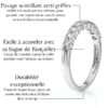 Bague en or blanc avec pavage scintillant de diamants en serti griffes, mise en valeur par sa durabilité exceptionnelle et son design qui permet un parfait accord avec une bague de fiançailles. Cette alliance brillante est confectionnée à la main par des artisans pour une longévité optimale et une allure éblouissante.