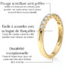 Bague en or avec pavage scintillant de diamants sertis griffes, conçue pour une durabilité exceptionnelle et un ajustement parfait avec une bague de fiançailles. Le design met en avant une brillance sophistiquée, idéale pour célébrer les moments spéciaux.