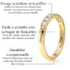 Bague en or avec pavage scintillant serti griffes, conçue pour être assortie à une bague de fiançailles. Cette bague se distingue par sa durabilité exceptionnelle, avec un corps large et épais assurant une résistance dans le temps. Idéale pour les fiançailles et les mariages, elle reflète un savoir-faire artisanal de qualité et une brillance inégalée.