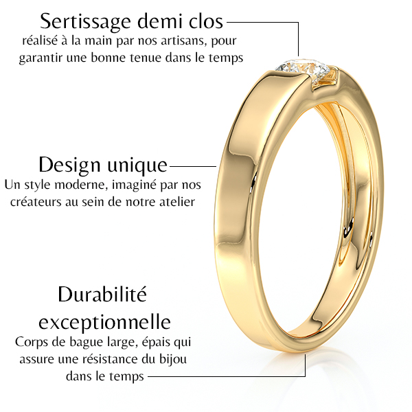 Bague en or avec sertissage demi clos, présentant un design unique moderne, avec une brillance exceptionnelle. Durabilité garantie grâce à son corps large et épais, idéal pour un usage quotidien. Bijou élégant, parfait pour les fiançailles ou une occasion spéciale.