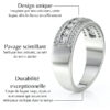 Bague en or avec design unique, featuring un pavage scintillant de diamants et une durabilité exceptionnelle. Bijou large et épais pour une résistance dans le temps. Parfait pour les occasions spéciales.
