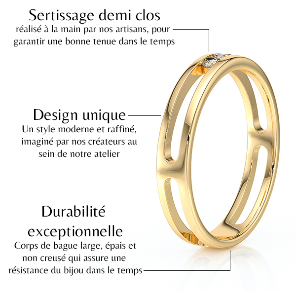 Bague en or jaune avec sertissage demi clos, mettant en avant un design unique et moderne, réalisée à la main par des artisans. Cette pièce est conçue pour offrir une durabilité exceptionnelle grâce à son corps large et épais, garantissant ainsi la résistance du bijou dans le temps. Idéale pour ceux qui recherchent élégance et longévité.