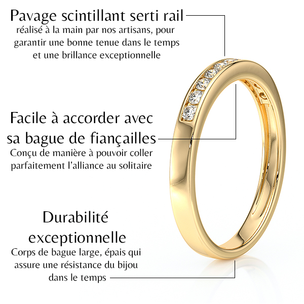 Alliance en or jaune avec pavage scintillant et serti rail, facile à accorder avec une bague de fiançailles. Conçue pour une durabilité exceptionnelle, ce bijou allie élégance et résistance dans le temps.