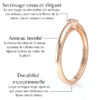 Bague en or rose avec sertissage élégant et bombé, mettant en valeur la brillance d'une pierre précieuse. La conception unique assure durabilité et résistance dans le temps, idéale pour un bijou raffiné et sophistiqué, parfait pour une demande en mariage ou une occasion spéciale.