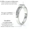 Bague en diamant avec griffes cossues et élégantes, pavage scintillant mettant en valeur la pierre centrale, et durabilité exceptionnelle grâce à un corps de bague large et épais. Idéale pour les fiançailles ou comme bijou de luxe, alliant élégance et résistance dans le temps.