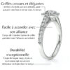 Bague de fiançailles en diamant avec griffes cossues et élégantes, conçue pour assurer une bonne tenue dans le temps. Article facile à accorder avec une alliance grâce à son design qui colle parfaitement au solitaire. La durabilité exceptionnelle est garantie par un corps de bague large, épais et non creusé, offrant une résistance du bijou au fil du temps.