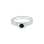 Bague en argent avec un diamant noir central entouré de pierres précieuses brillantes, design élégant et moderne, idéal pour une proposition de mariage ou un cadeau spécial. Modèle unique et raffiné, mettant en valeur le contraste entre le noir et l'argent.