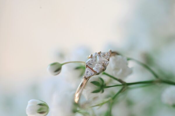 bague de fiancaille avec un diamant