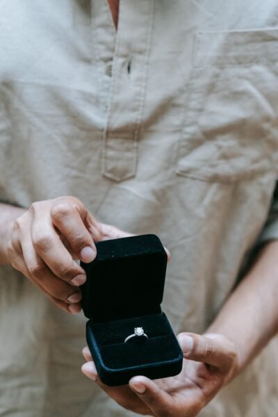 personnes offrant une bague