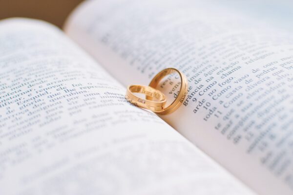 bague de mariage dans un livre