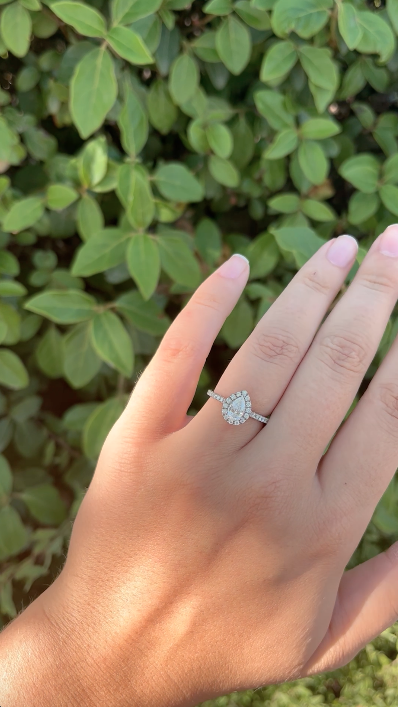 bague-diamant-poire-entourage-or-blanc