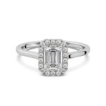 Bague en or blanc ornée d'un large diamant rectangulaire taille émeraude, entouré d'un halo de diamants ronds scintillants, représentant l'élégance et le luxe pour une occasion spéciale, idéale comme bague de fiançailles ou pour un cadeau élégant.