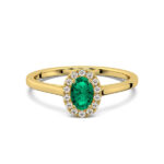 Bague en or avec un magnifique sertissage d'émeraude ovale entourée de diamants scintillants, idéale pour les fiançailles ou les occasions spéciales, ajoutant une touche d'élégance et de luxe à toute tenue.
