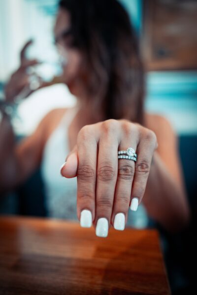 bague en diamant portée par une femme