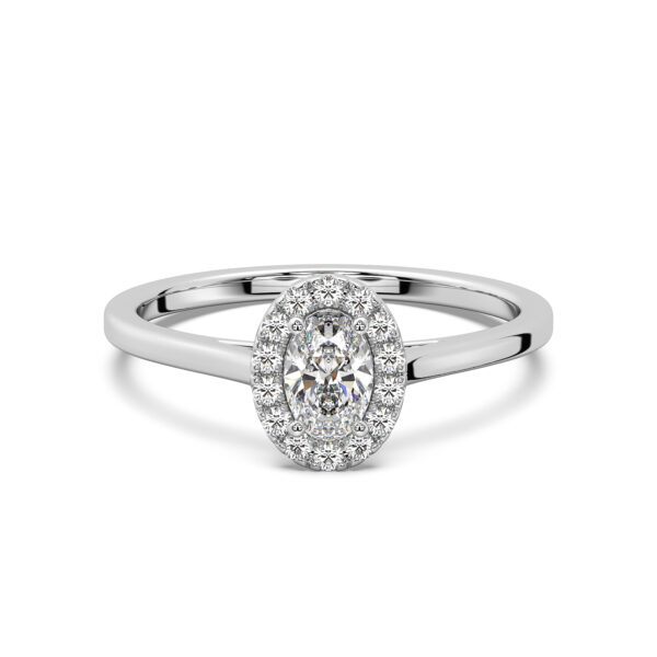 Bague en or blanc avec un diamant ovale central entouré de diamants ronds, idéale pour des fiançailles ou comme bijou de luxe, mettant en valeur l'élégance et le chic. Modèle : Bague Diamond Oval.