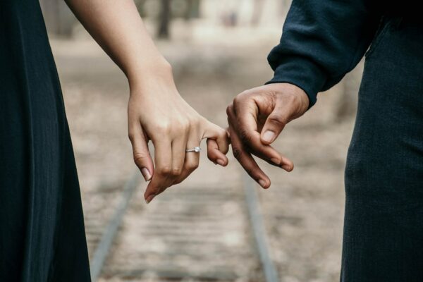 bague femme et homme se tenant la main