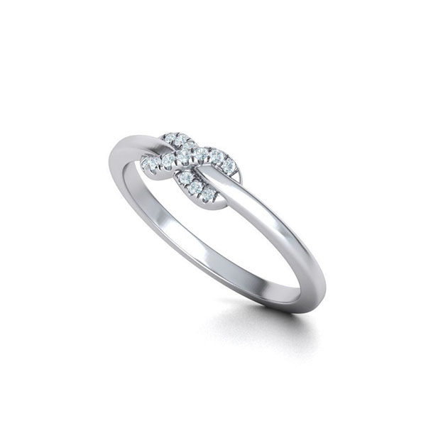 Bague en argent avec un design élégant en forme de nœud, ornée de diamants scintillants. Parfaite pour des occasions romantiques ou comme bijou de tous les jours. Modèle classique avec une touche moderne et sophistiquée.