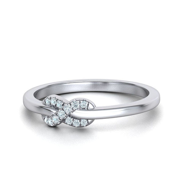 Bague en argent avec un design en nœud infini, ornée de diamants éblouissants. Parfaite pour des fiançailles ou un cadeau spécial, cette pièce unique allie élégance et symbolisme. Bague diamant en argent : un bijou intemporel.