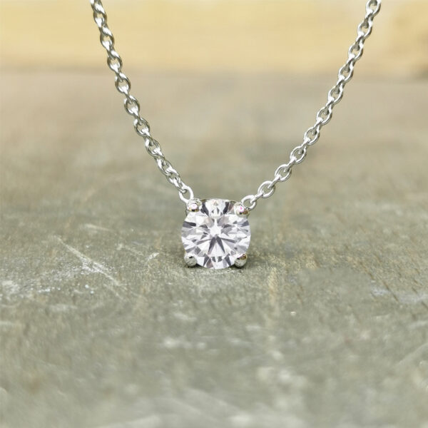 collier-diamant-4-griffes-soude-050-carat