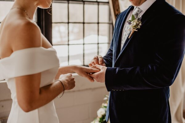 homme avec une mariée