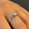 solitaire-accompagne-diamant-croise-or-18-carats-blanc