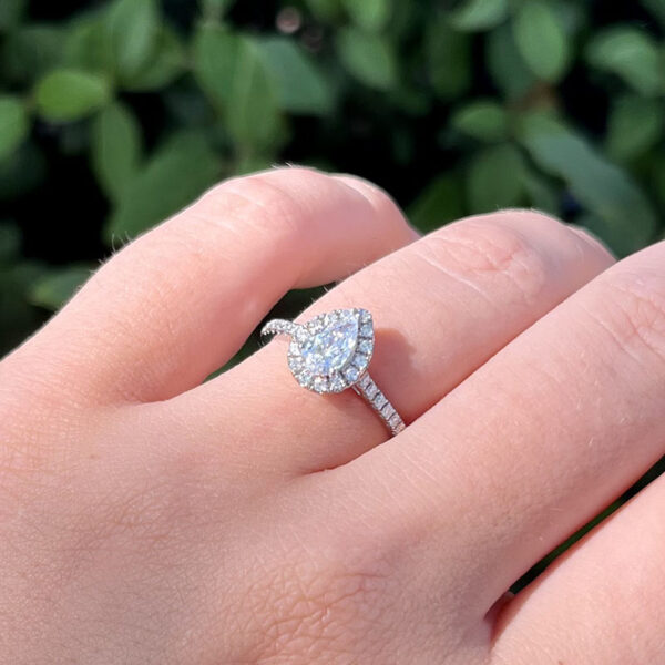solitaire-diamant-poire-entourage-accompagne-or-blanc-18-carats