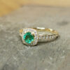 solitaire-entourage-accompagne-diamant-emeraude-coussin-or-jaune-18-carats