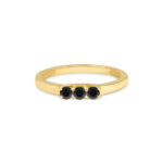 Bague en or jaune avec trois diamants noirs, design élégant et moderne, idéale pour les fiançailles ou un cadeau spécial, représentant l'amour et l'engagement, bijou de luxe, parfait pour toutes les occasions.